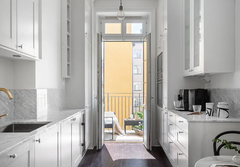 Темний під і біла меблі: квартира в Стокгольмі (90 кв. м) - Gallery image 14