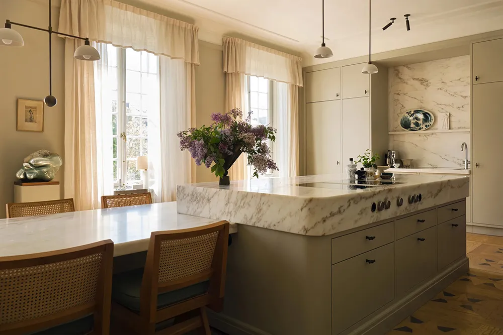 Arte, paredes decorativas y diseño elegante: un interior escandinavo no convencional en Estocolmo - Gallery image 3