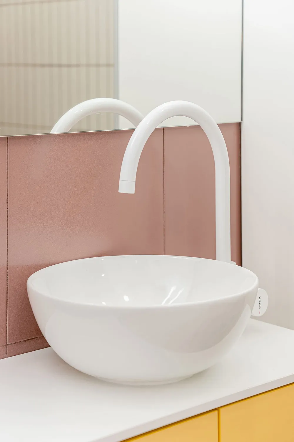 Pequeña y blanca vivienda con particiones de vidrio en Madrid (28 m²) - Gallery image 9