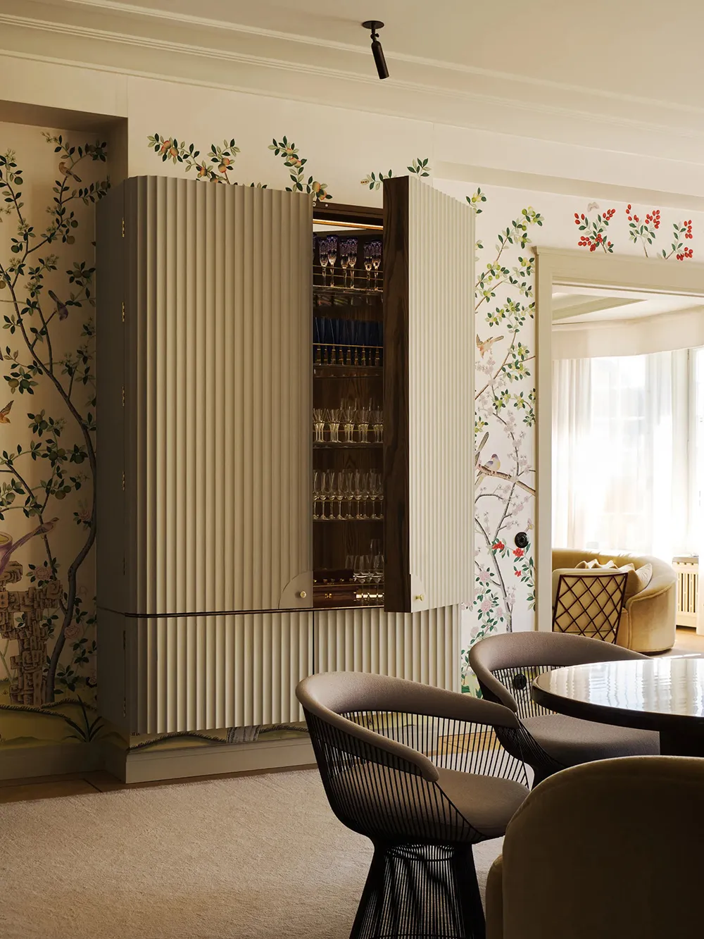 Arte, paredes decorativas y diseño elegante: un interior escandinavo no convencional en Estocolmo - Gallery image 8