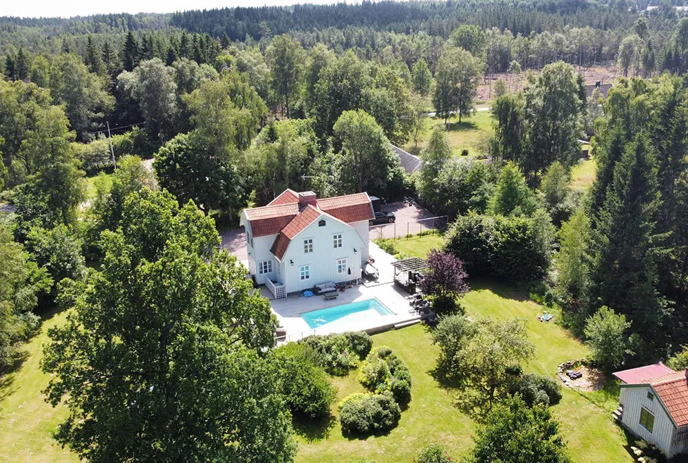 Villa blanche en Suède avec intérieurs noir et blanc - Gallery image 36