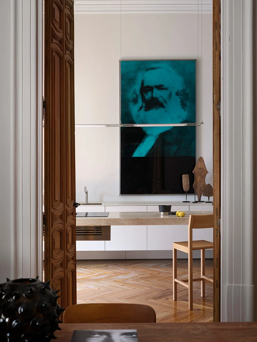 Arte del pasado y la modernidad en el diseño de apartamentos en Madrid - Gallery image 12