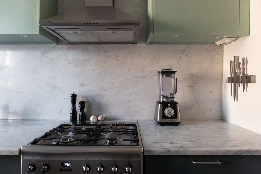 Kleine, elegante Wohnung mit rotem Schlafzimmer: Stockholm (57 qm) - Gallery image 11