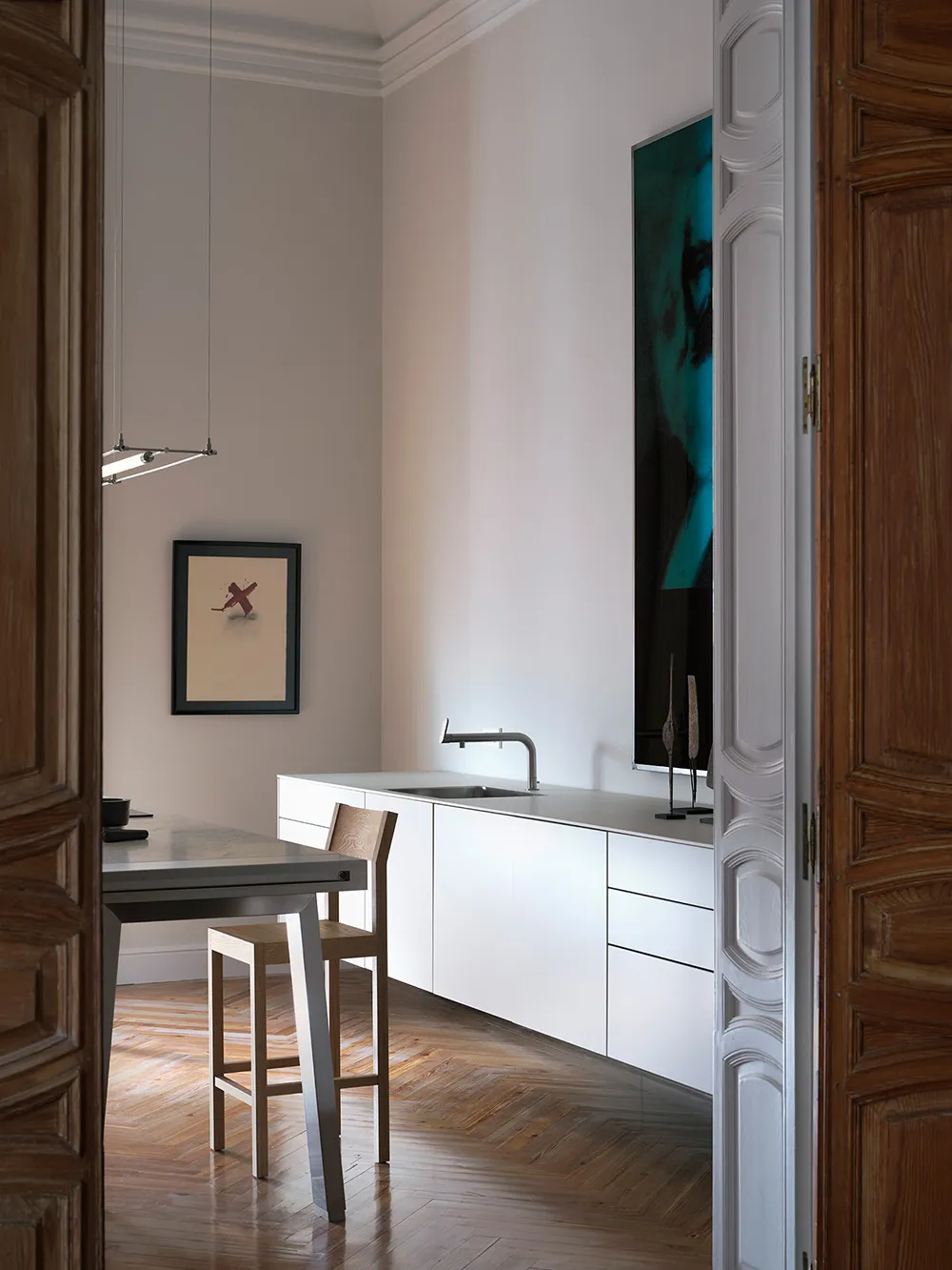 Arte del pasado y la modernidad en el diseño de apartamentos en Madrid - Gallery image 14