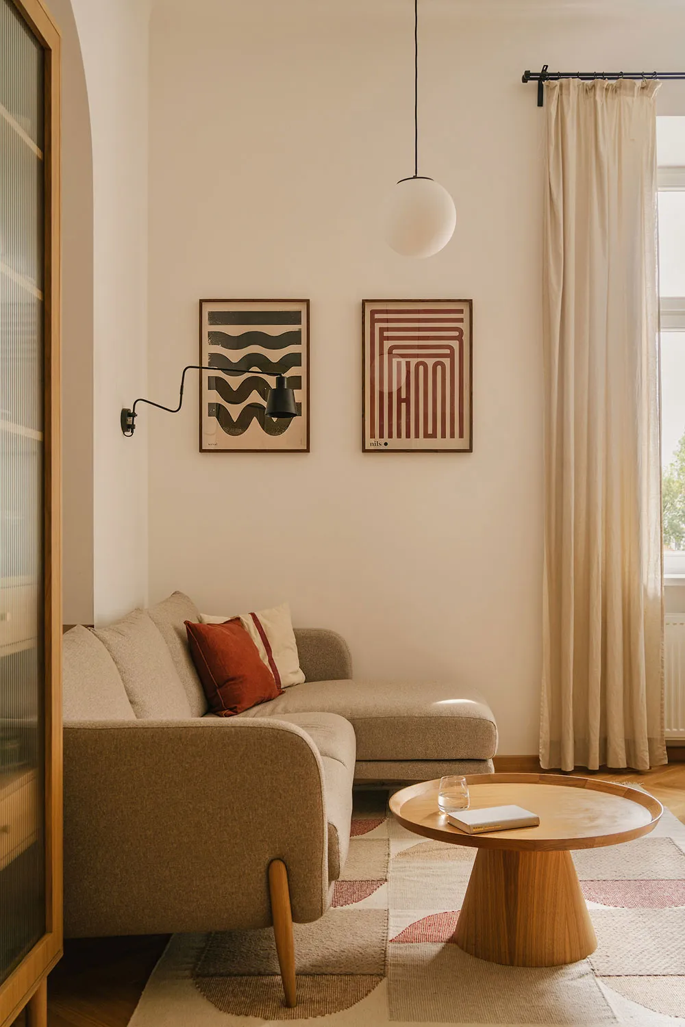 Un merveilleux éclairage, détails rétro et verdure à travers la fenêtre : appartement à Cracovie - Gallery image 9