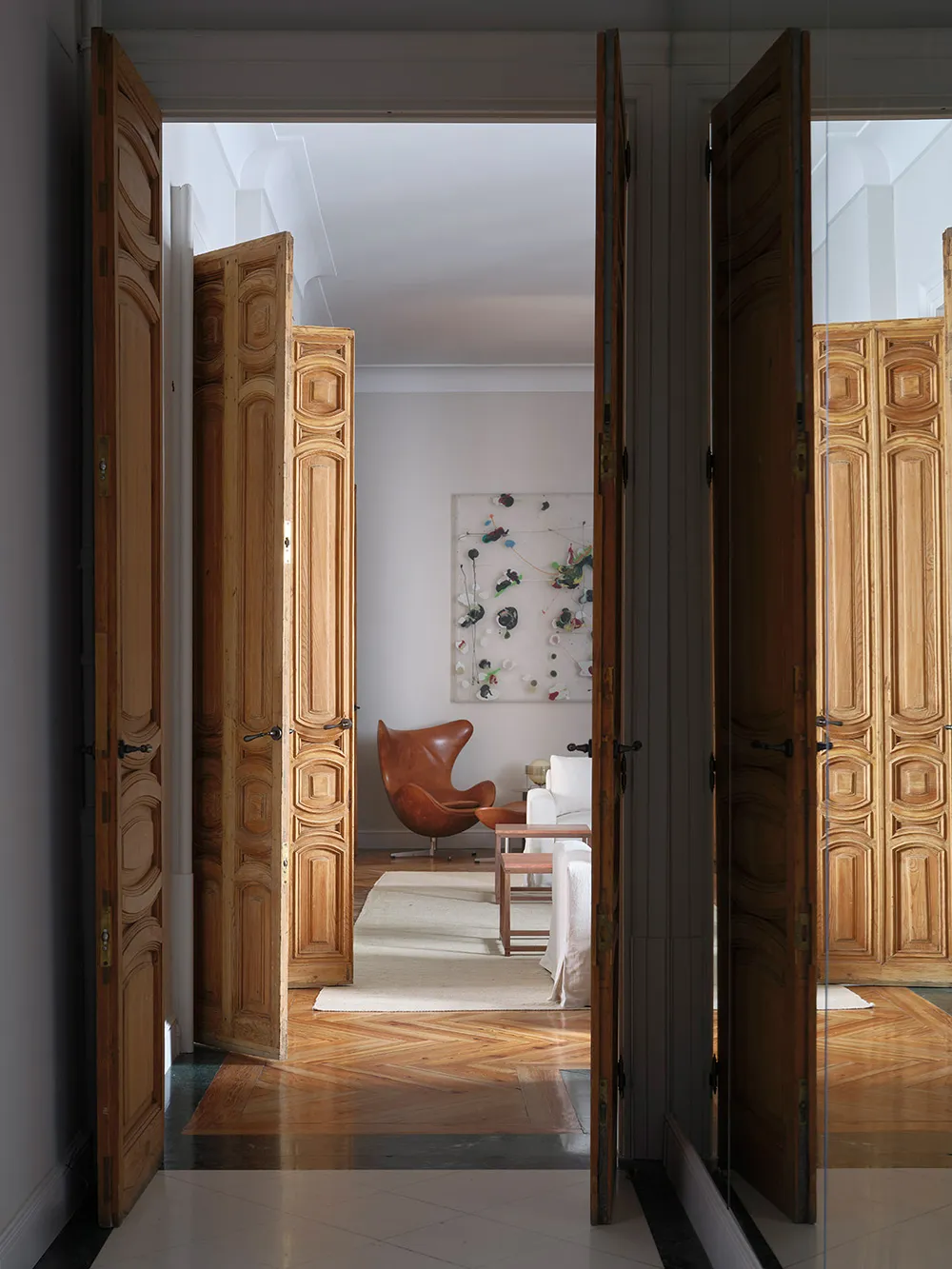 Arte del pasado y la modernidad en el diseño de apartamentos en Madrid - Gallery image 5