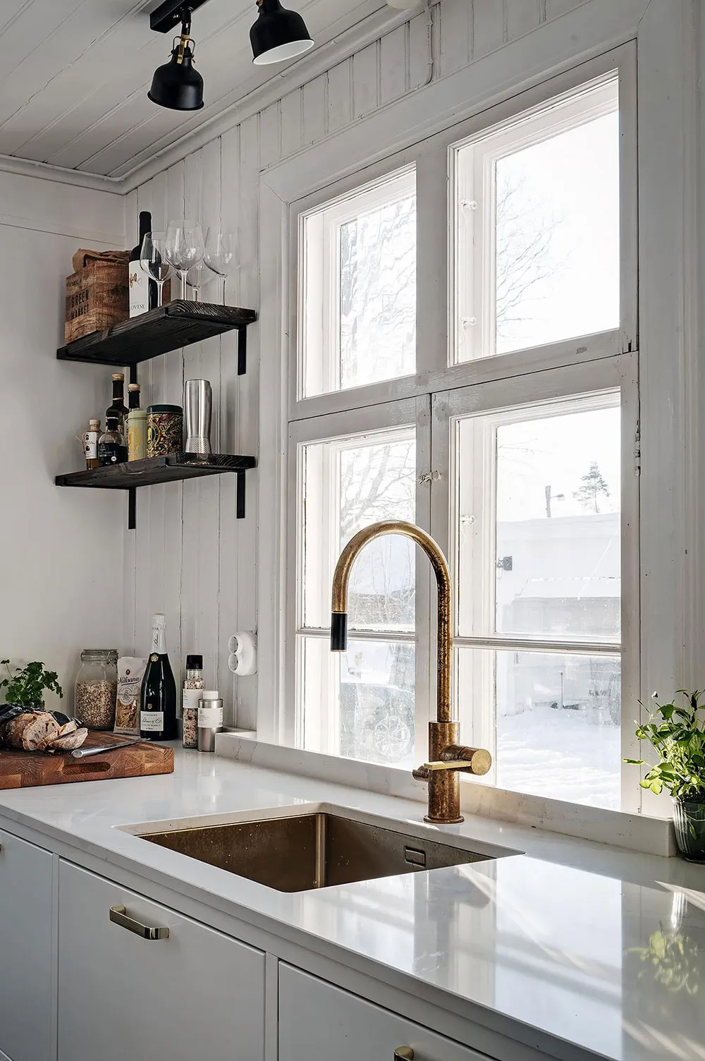 Villa blanche en Suède avec intérieurs noir et blanc - Gallery image 5