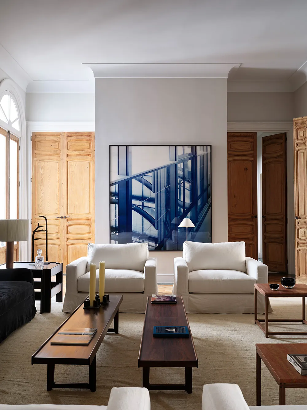 Arte del pasado y la modernidad en el diseño de apartamentos en Madrid - Gallery image 2