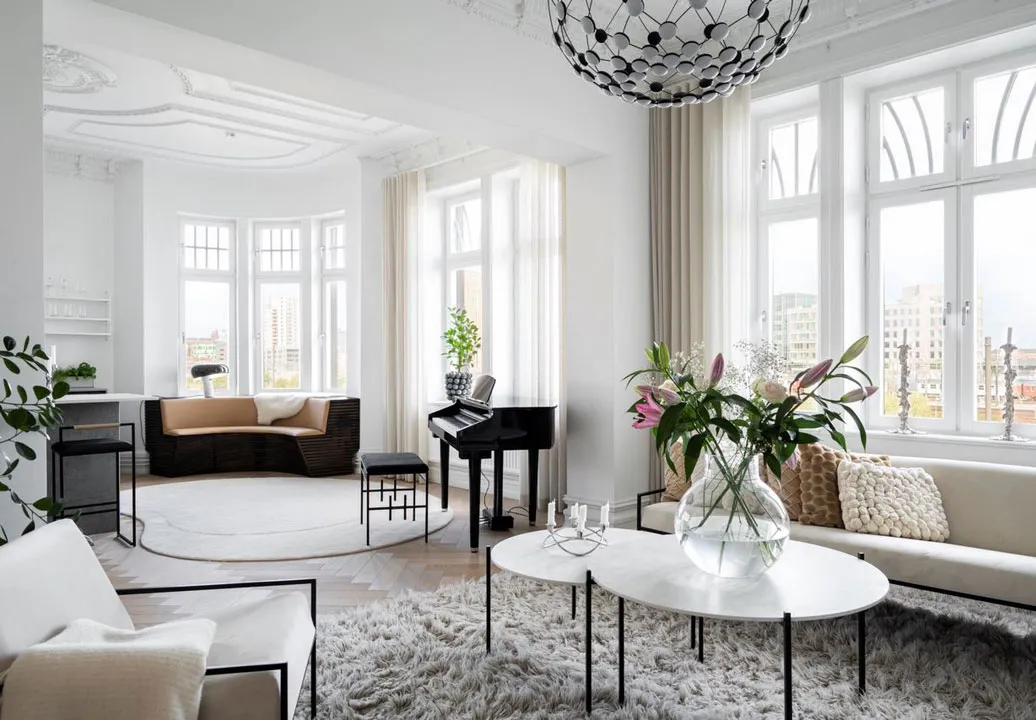 Рояль, чорні акценти та ліпіна: незвичайна квартира в Стокгольмі - Gallery image 4