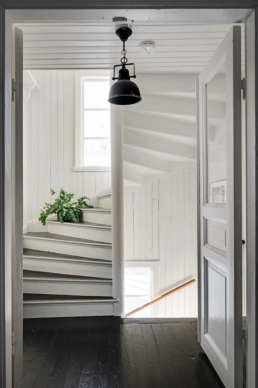 Villa blanche en Suède avec intérieurs noir et blanc - Gallery image 20