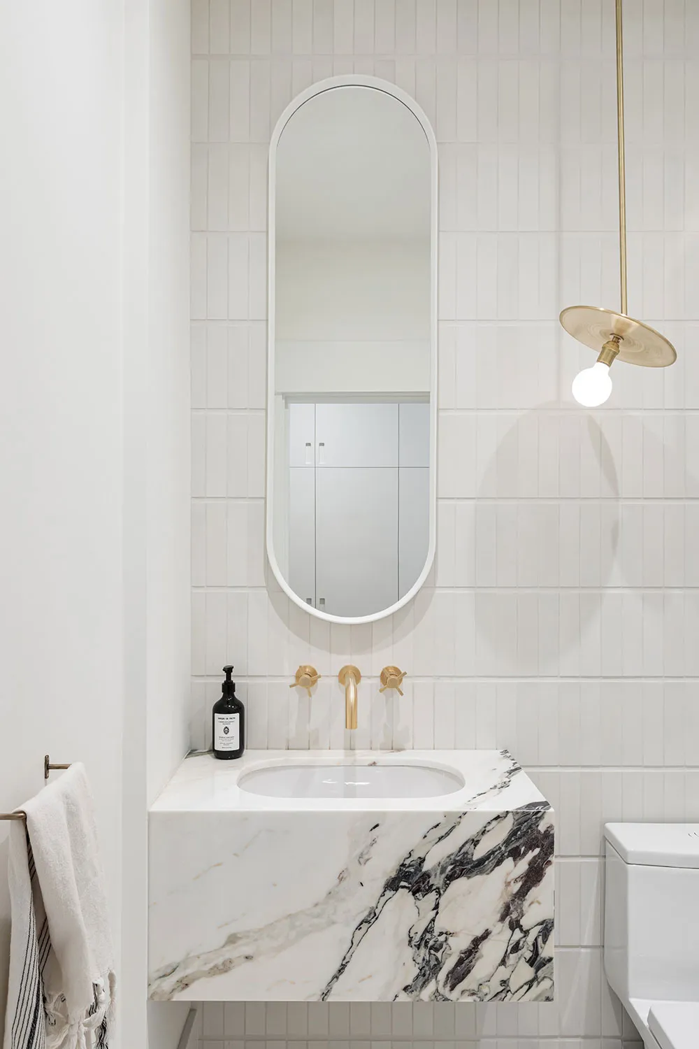 Bright and Cozy Country Cottage in Canada - Gallery image 6