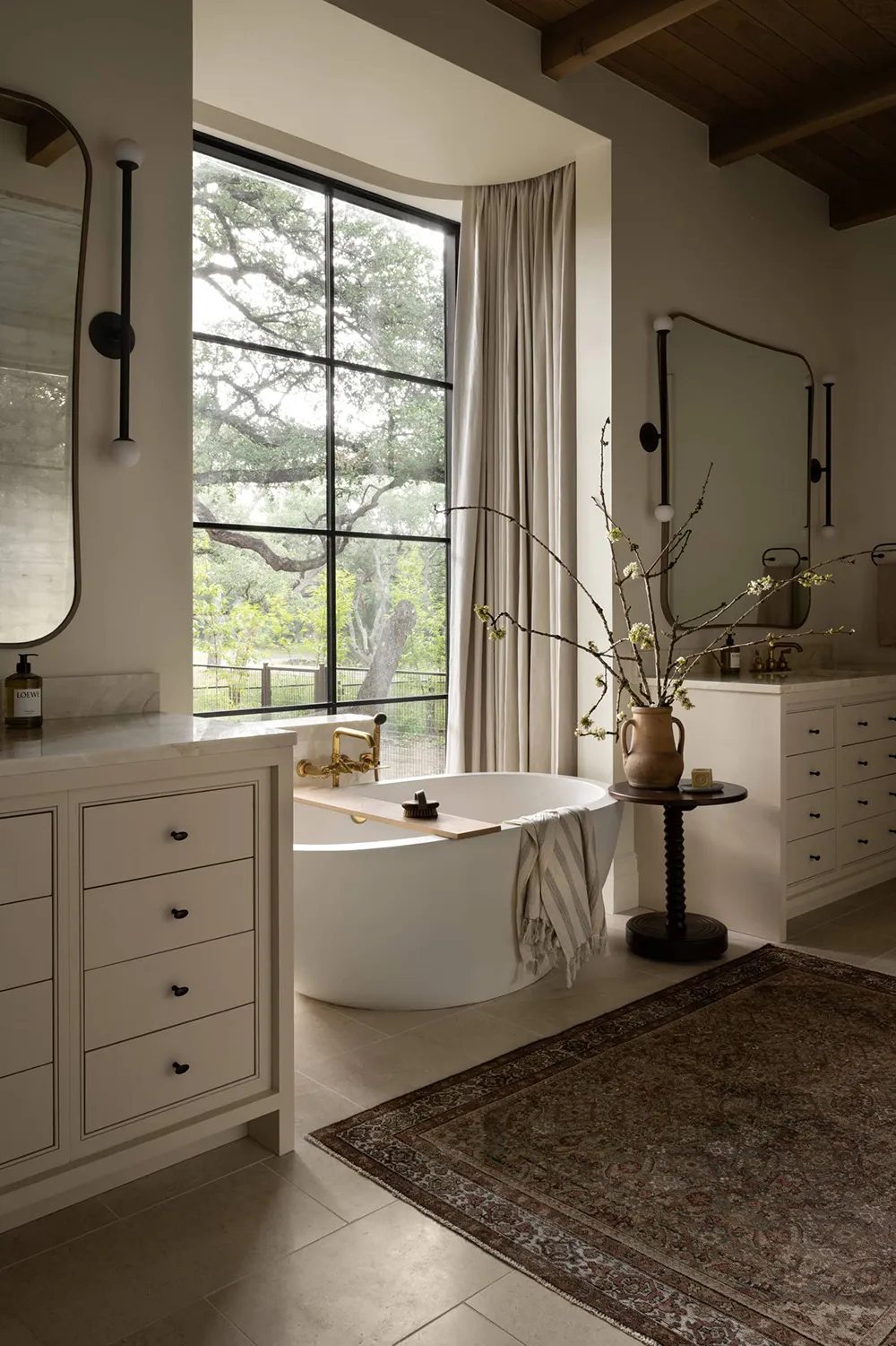 Agradable mezcla del estilo tradicional y moderno en el diseño de casas en Texas - Gallery image 27