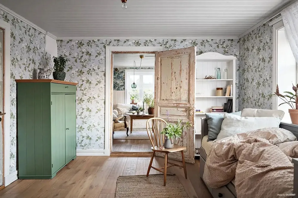 Acogedora casa de campo con papel pintado floral - Gallery image 10