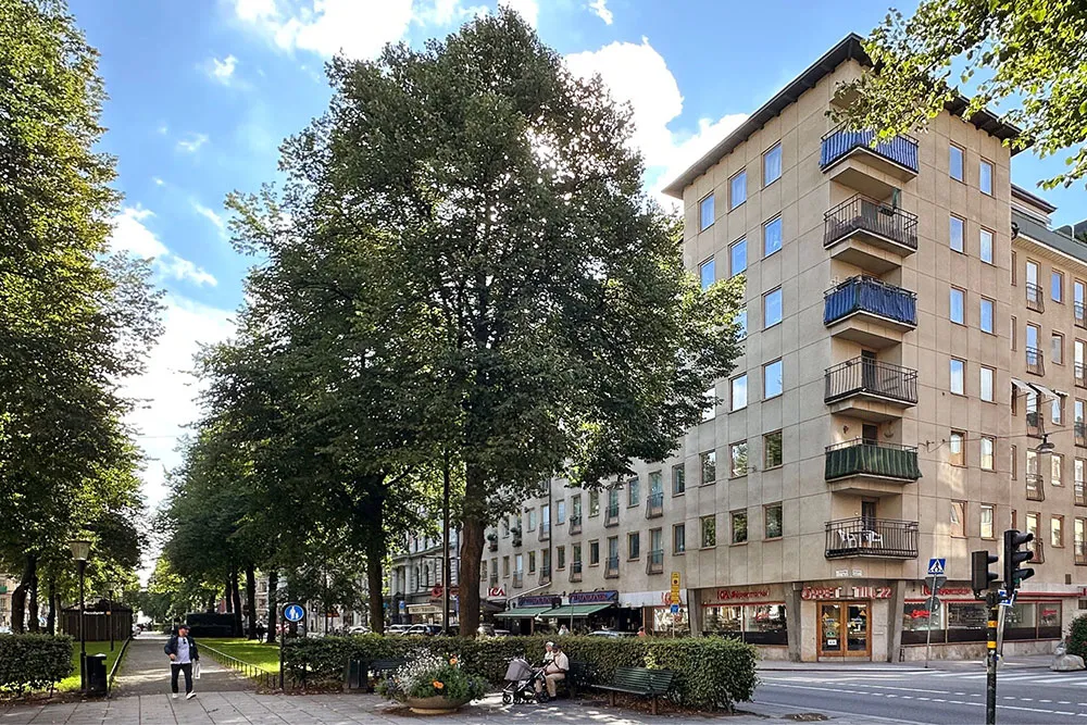 Black Kitchen and Park View: Small Modern Apartment in Stockholm (37 sqm) - Gallery image 16