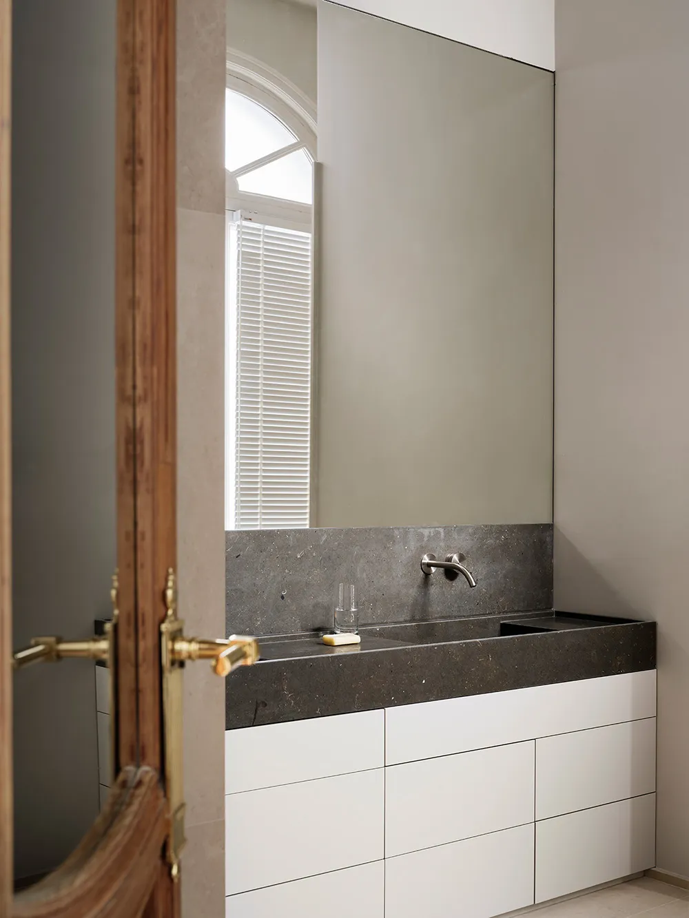 Arte del pasado y la modernidad en el diseño de apartamentos en Madrid - Gallery image 22