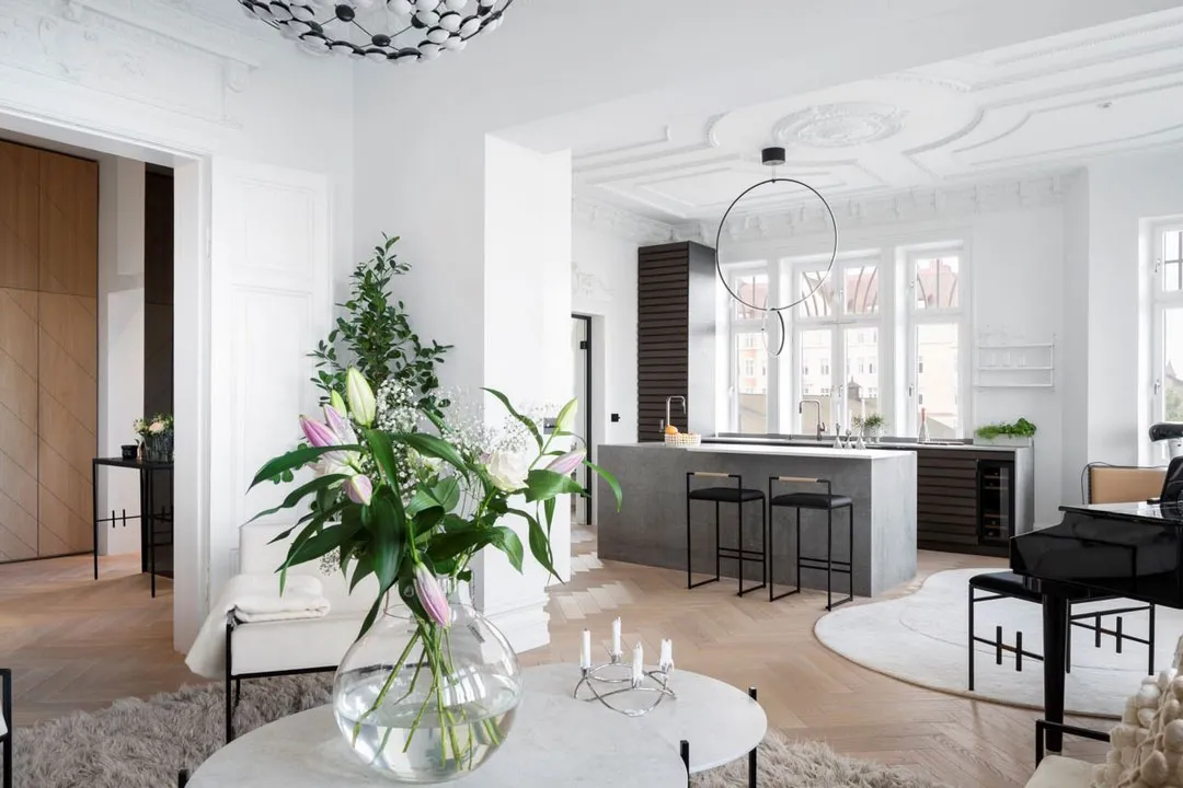 Рояль, чорні акценти та ліпіна: незвичайна квартира в Стокгольмі - Gallery image 9