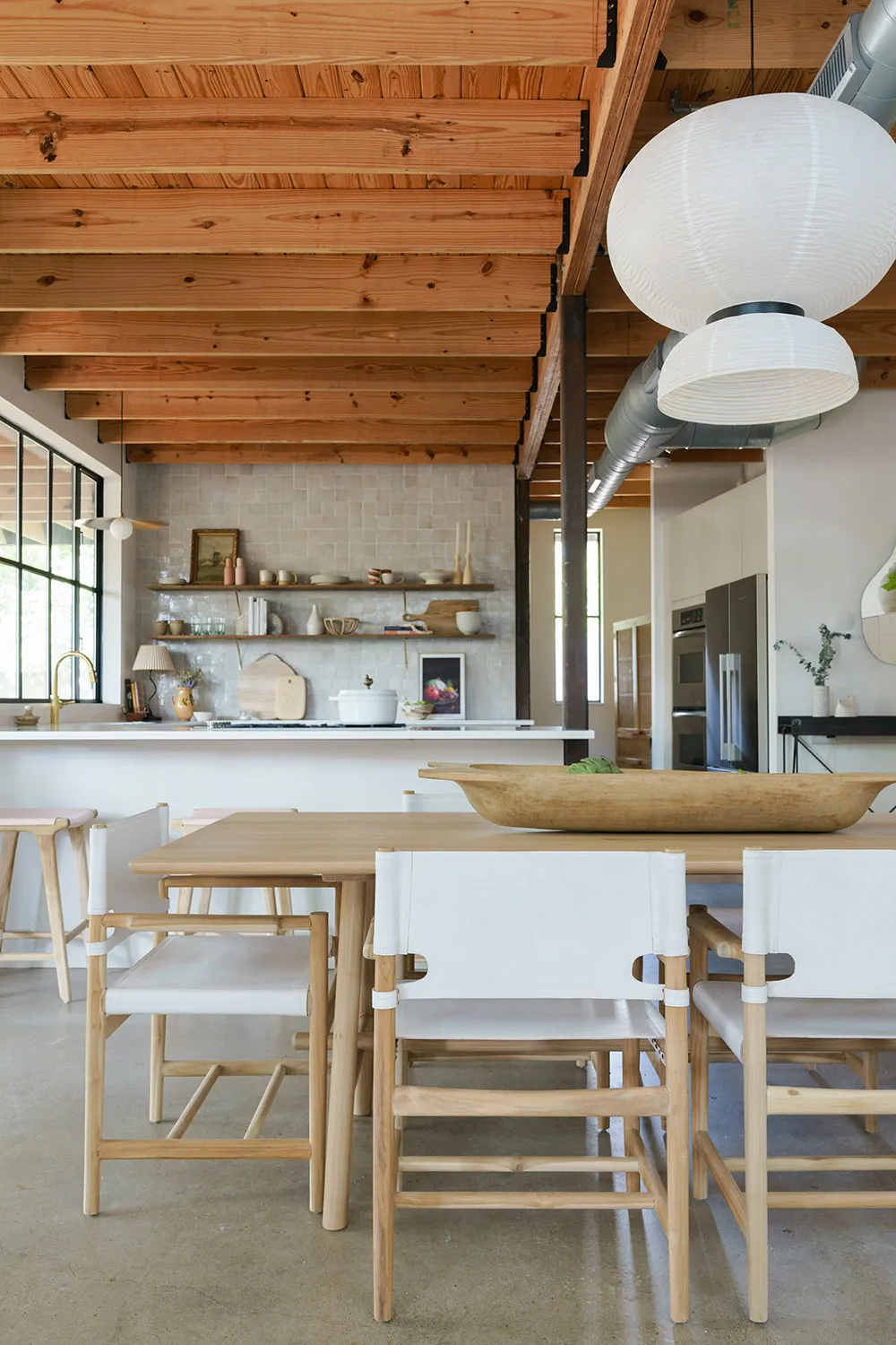 Intérieurs lumineux et chaleureux dans le style industriel à Austin - Gallery image 12