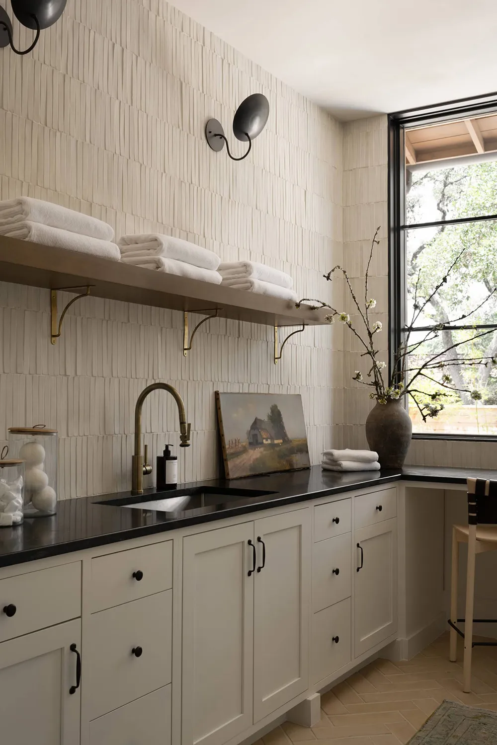 Agradable mezcla del estilo tradicional y moderno en el diseño de casas en Texas - Gallery image 30