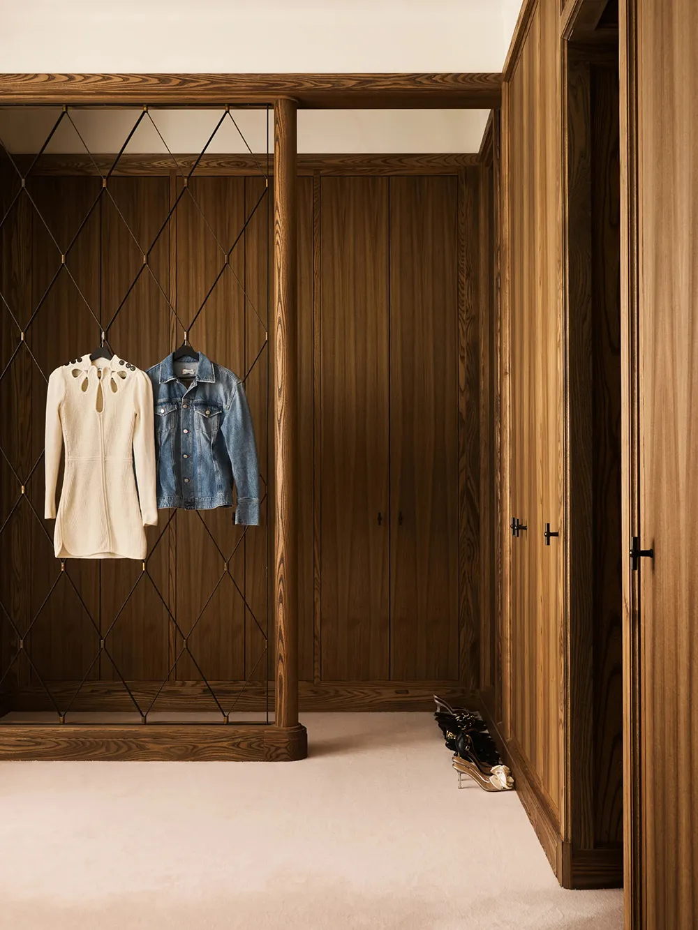 Arte, paredes decorativas y diseño elegante: un interior escandinavo no convencional en Estocolmo - Gallery image 11