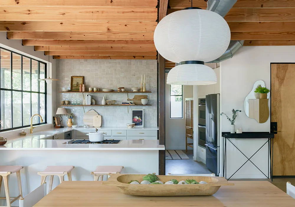 Intérieurs lumineux et chaleureux dans le style industriel à Austin - Gallery image 4