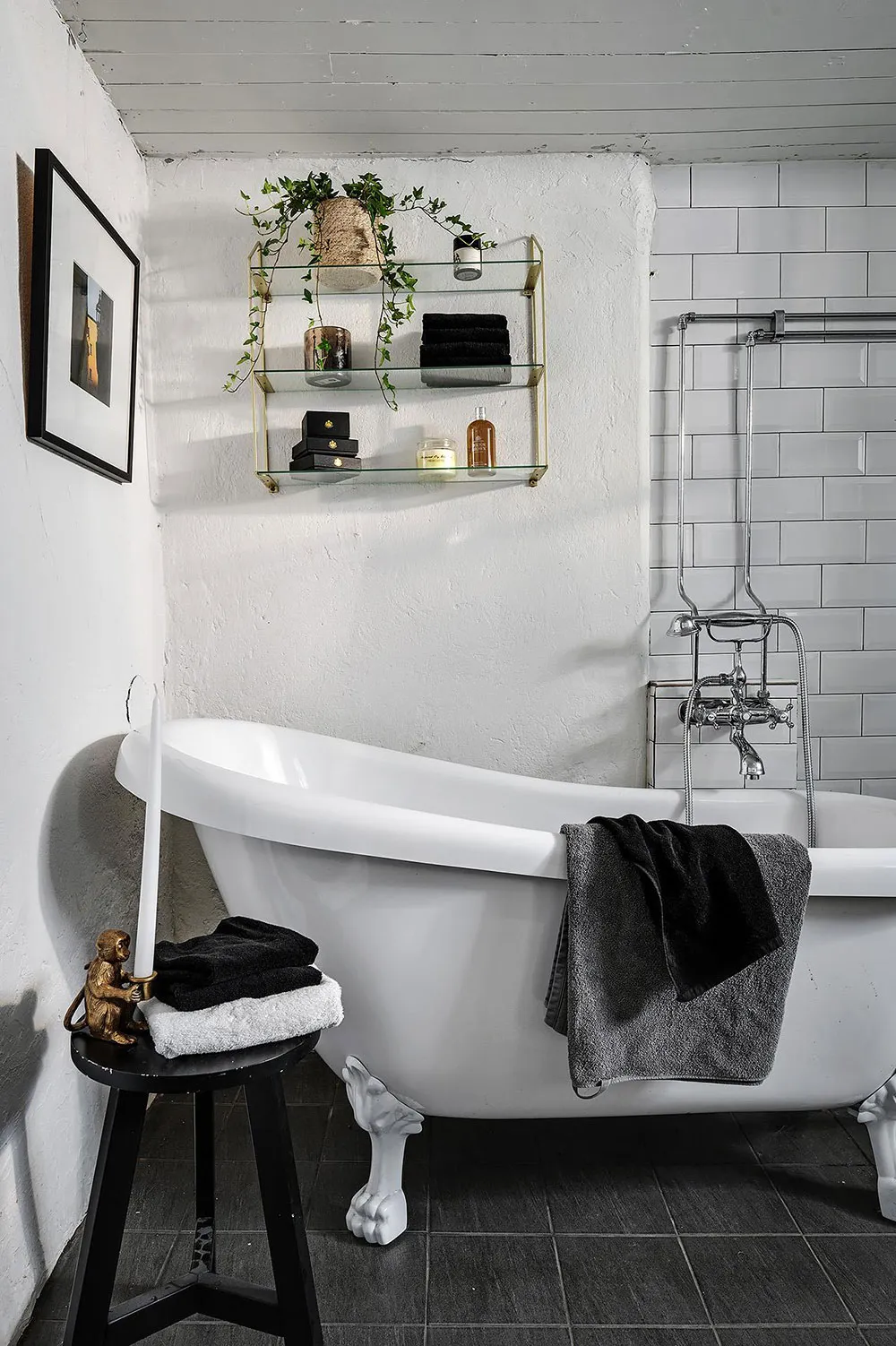 Villa blanche en Suède avec intérieurs noir et blanc - Gallery image 34