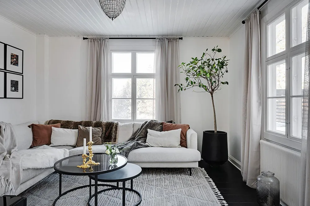 Villa blanche en Suède avec intérieurs noir et blanc - Gallery image 16