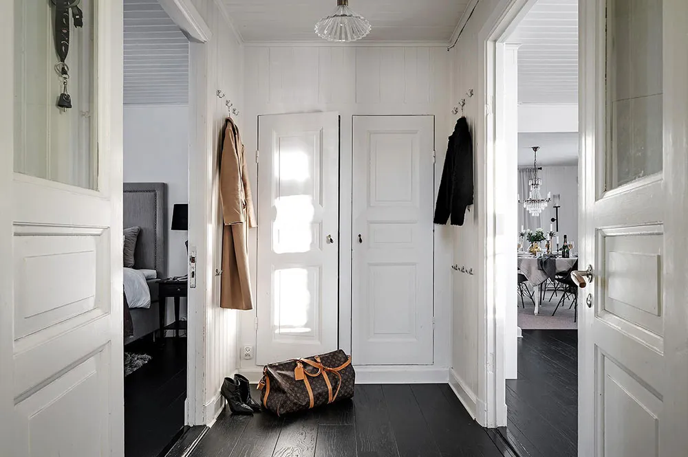 Villa blanche en Suède avec intérieurs noir et blanc - Gallery image 13