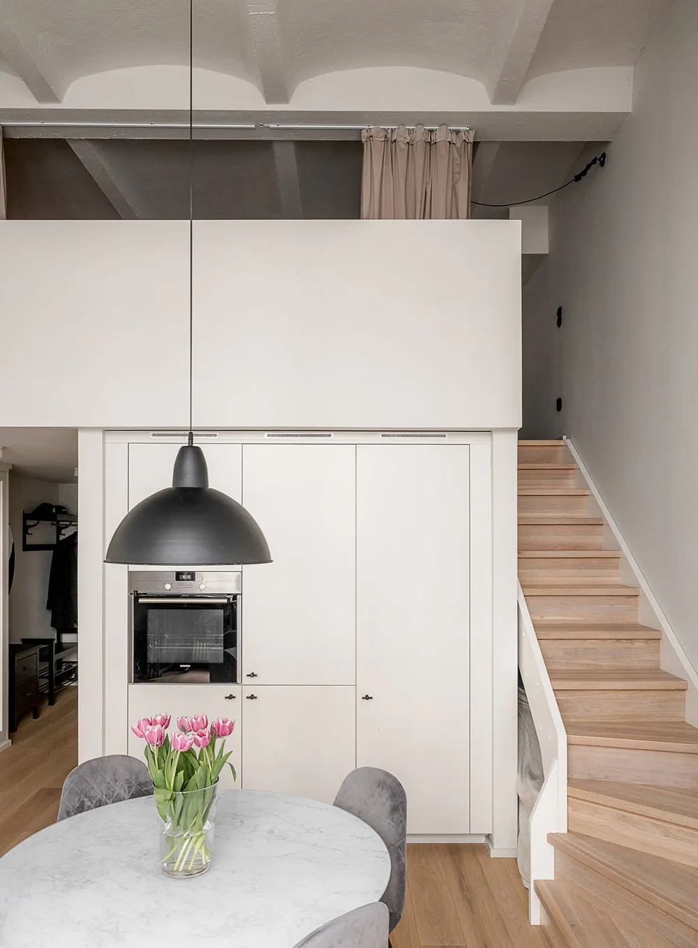 Wпечатujący loft z pięcioletnimi sufitami w Stokholmie (66 m²) - Gallery image 3