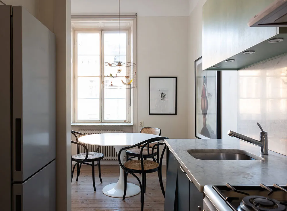 Kleine, elegante Wohnung mit rotem Schlafzimmer: Stockholm (57 qm) - Gallery image 10