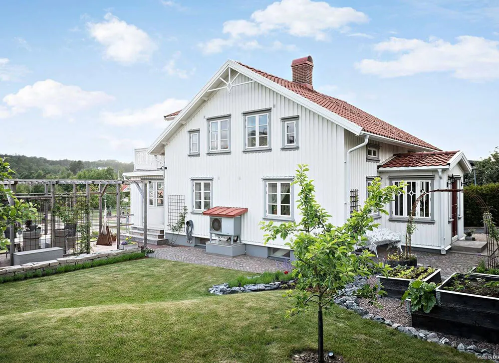 Acogedora casa de campo con papel pintado floral - Gallery image 1