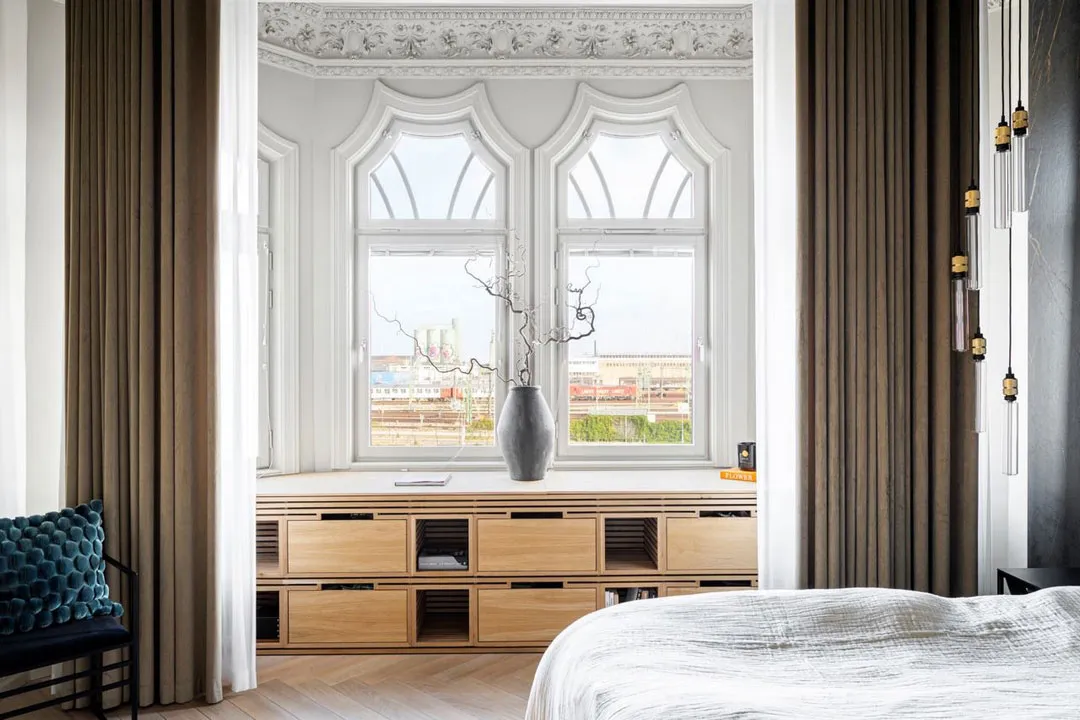 Рояль, чорні акценти та ліпіна: незвичайна квартира в Стокгольмі - Gallery image 15