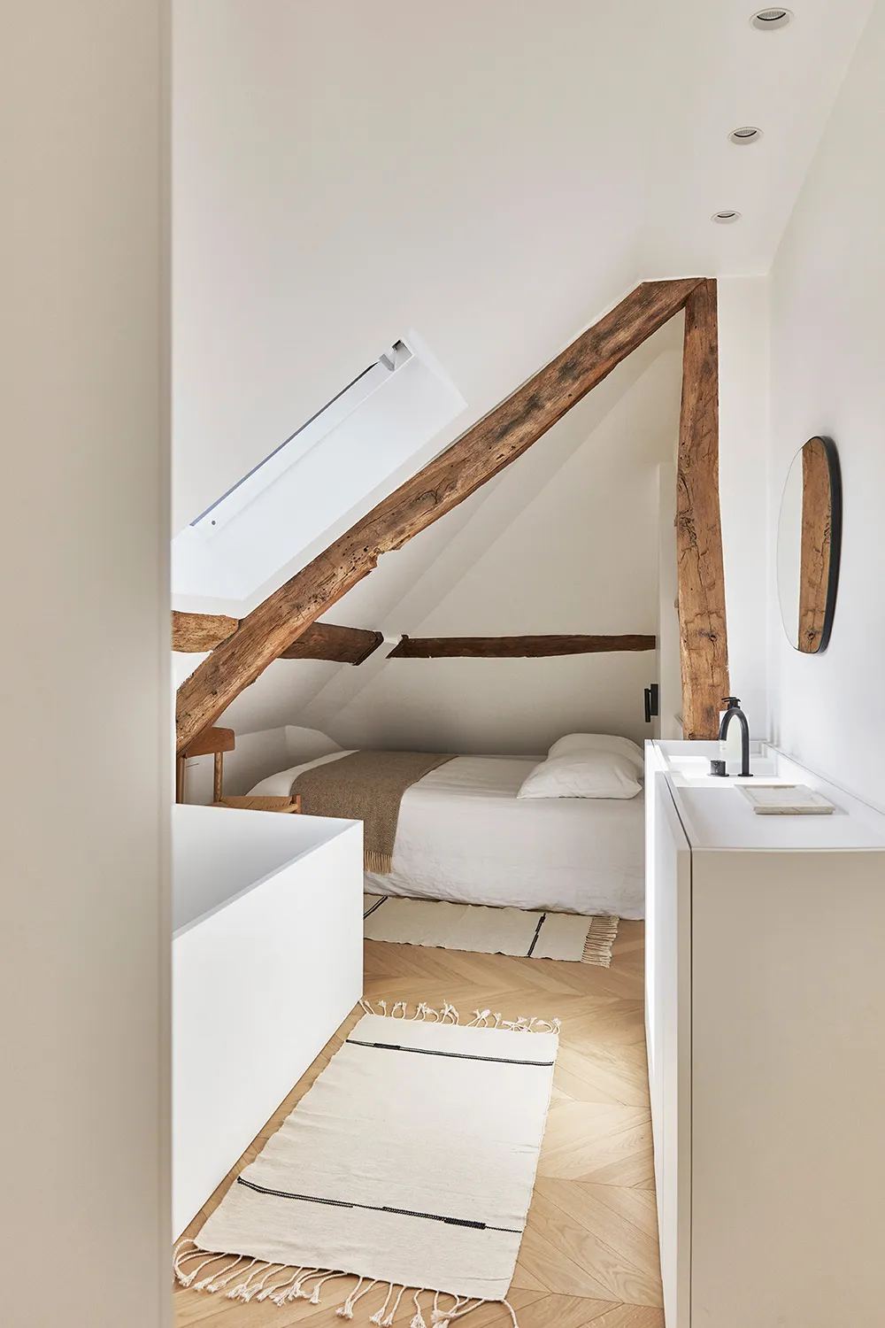 Surowe belki i wyrafinowany dekor: mieszkanie na dachu w Paryżu - Gallery image 9