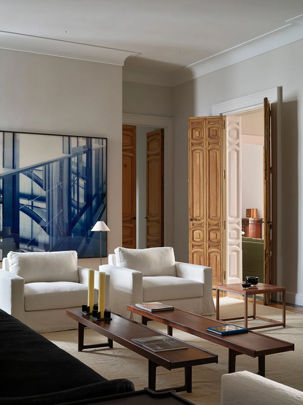 Arte del pasado y la modernidad en el diseño de apartamentos en Madrid - Gallery image 1