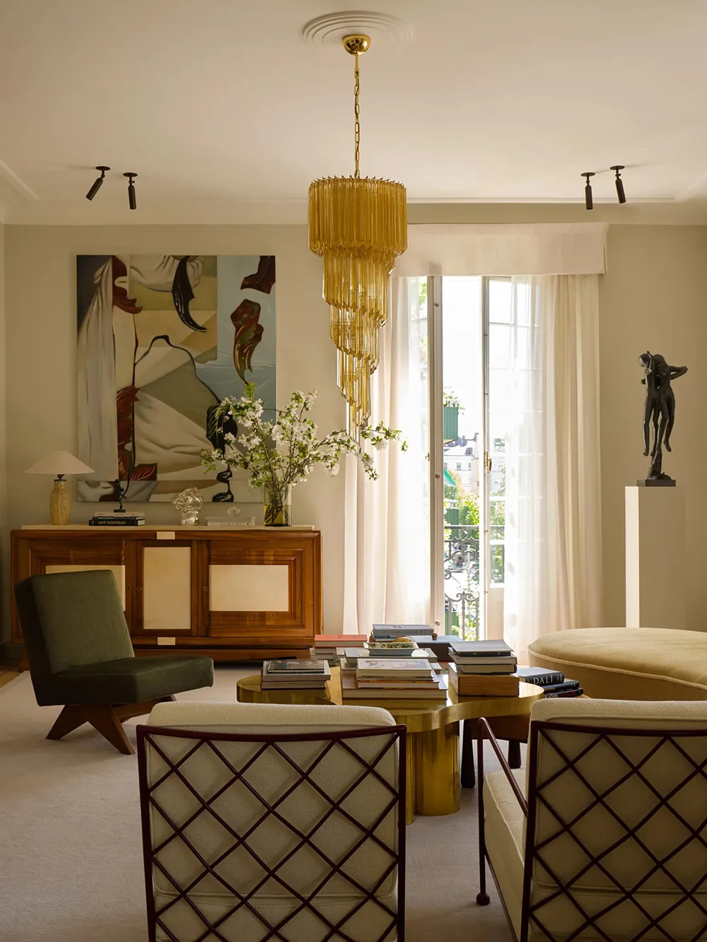 Arte, paredes decorativas y diseño elegante: un interior escandinavo no convencional en Estocolmo - Gallery image 1