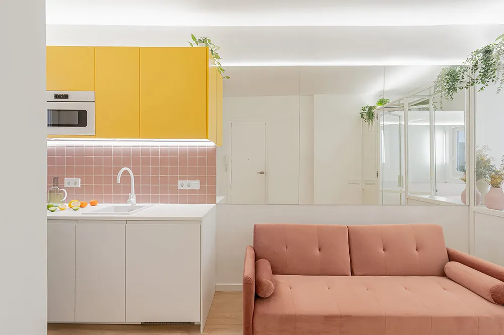 Pequeña y blanca vivienda con particiones de vidrio en Madrid (28 m²) - Gallery image 4