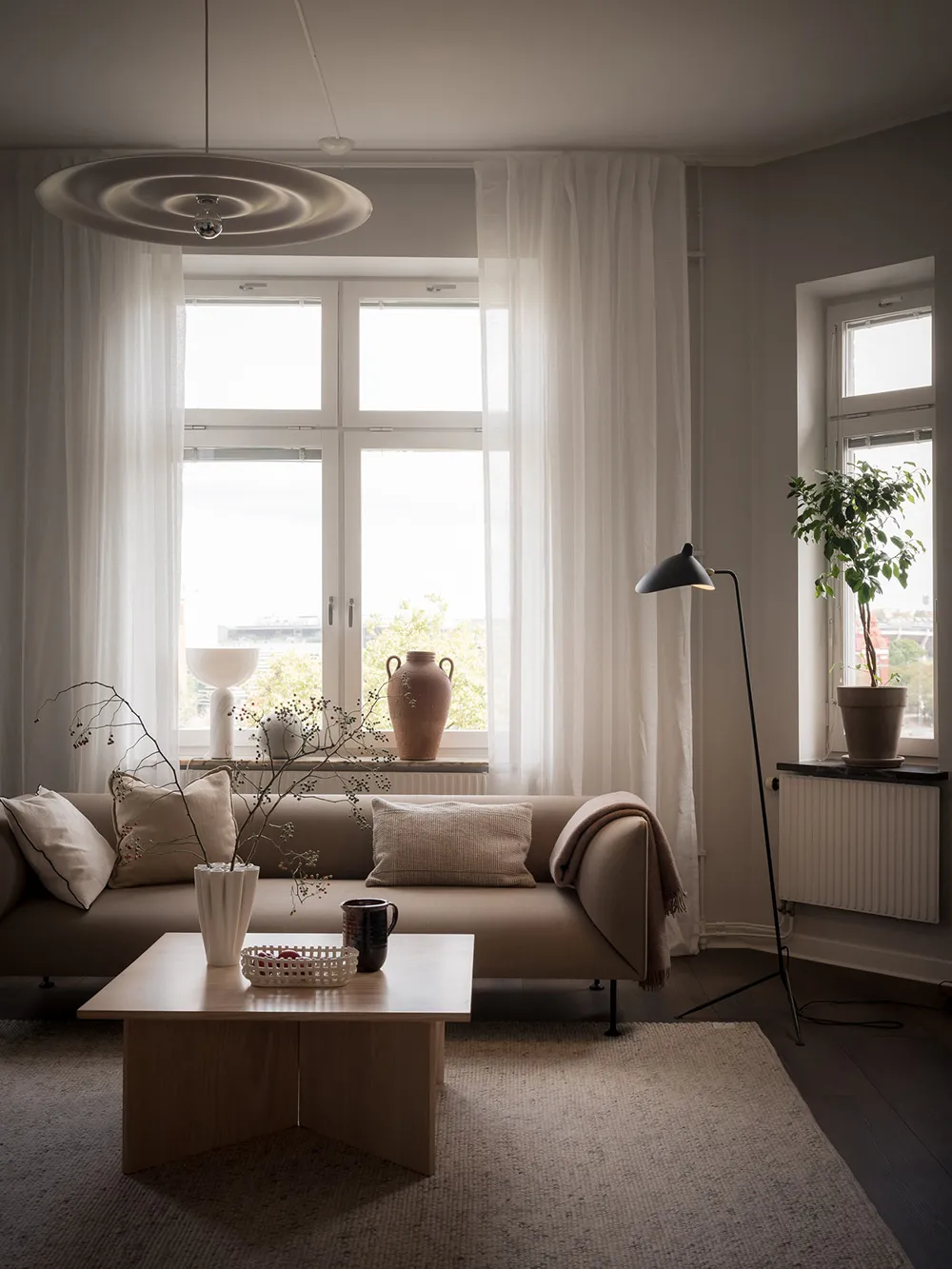 High ceilings and refined modern decor: small apartment in Goteborg (49 sqm) - Gallery image 1