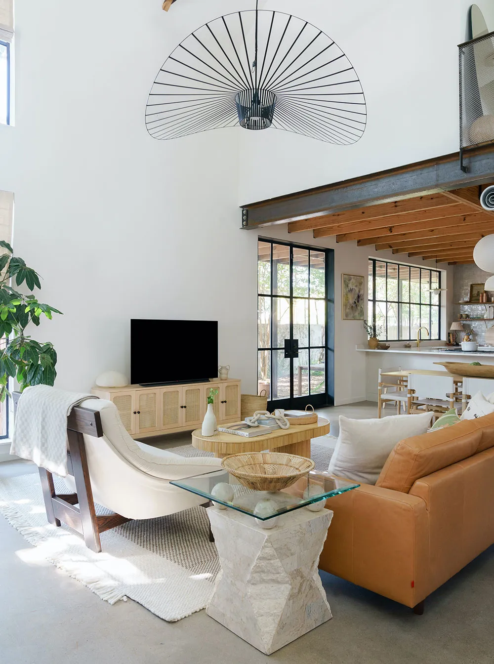 Intérieurs lumineux et chaleureux dans le style industriel à Austin - Gallery image 13