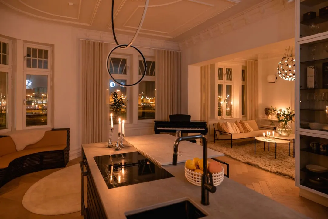 Рояль, чорні акценти та ліпіна: незвичайна квартира в Стокгольмі - Gallery image 19