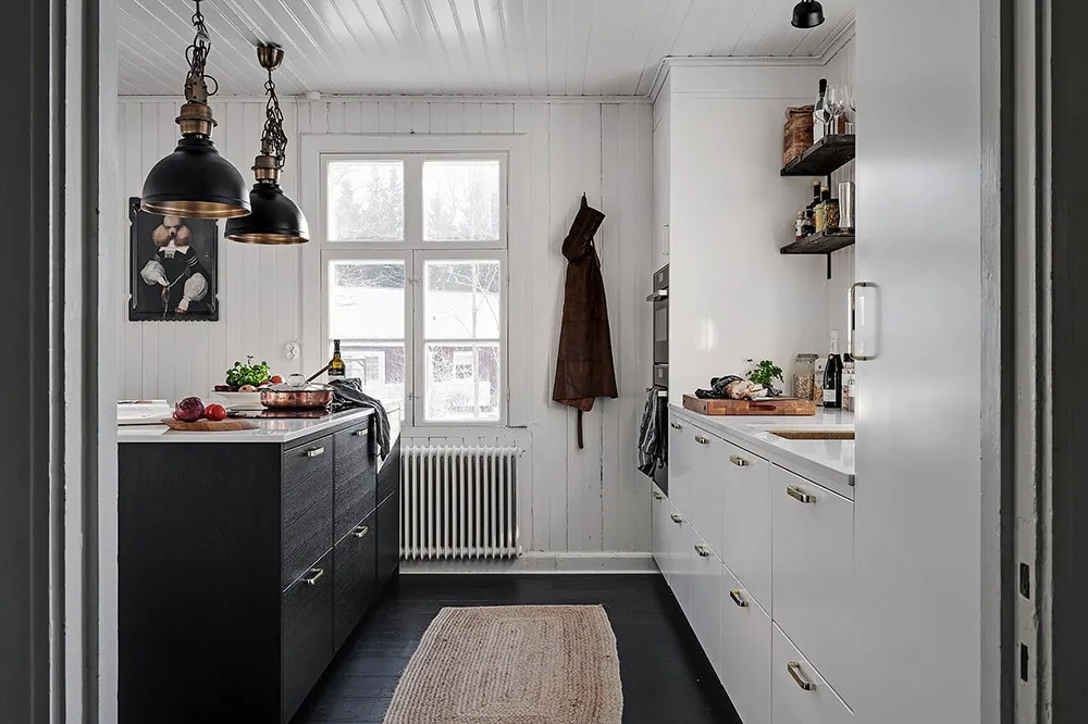 Villa blanche en Suède avec intérieurs noir et blanc - Gallery image 4