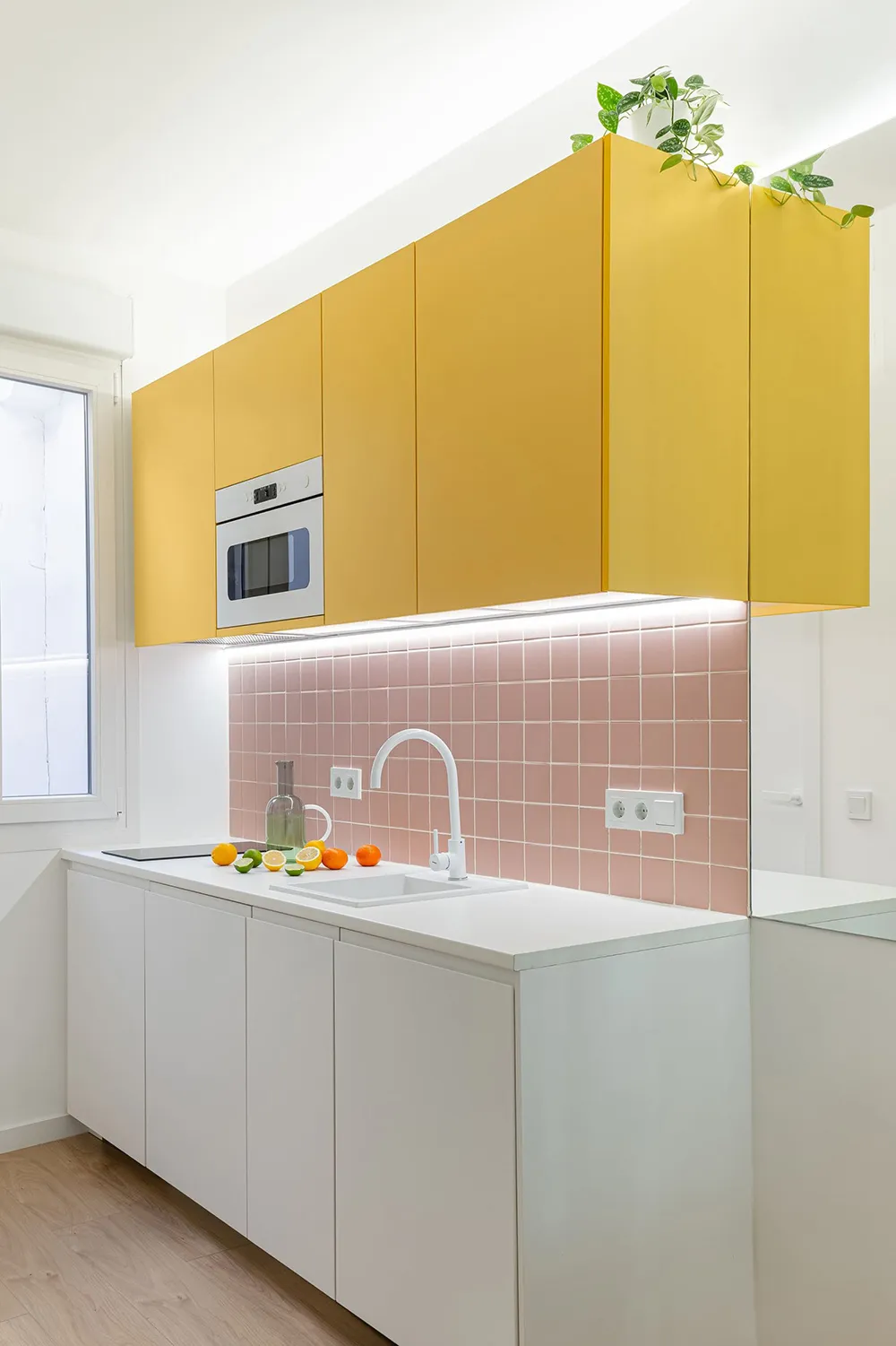 Pequeña y blanca vivienda con particiones de vidrio en Madrid (28 m²) - Gallery image 5