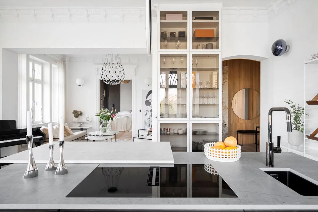 Рояль, чорні акценти та ліпіна: незвичайна квартира в Стокгольмі - Gallery image 7