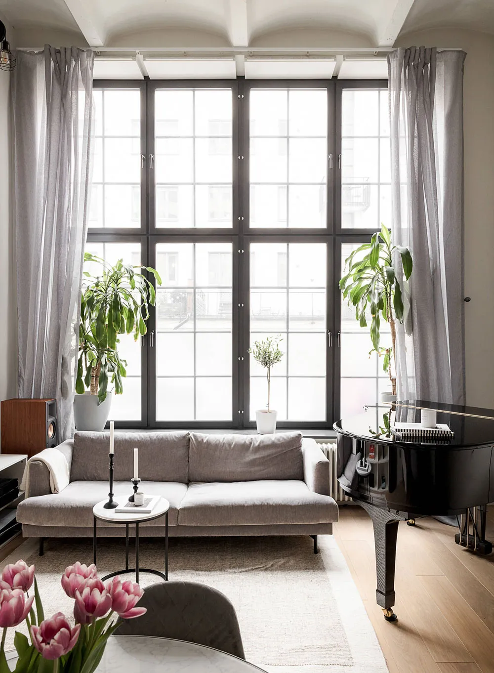 Wпечатujący loft z pięcioletnimi sufitami w Stokholmie (66 m²) - Gallery image 1