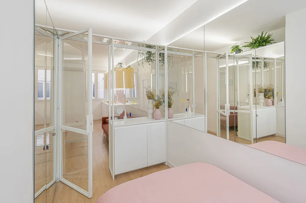 Pequeña y blanca vivienda con particiones de vidrio en Madrid (28 m²) - Gallery image 3