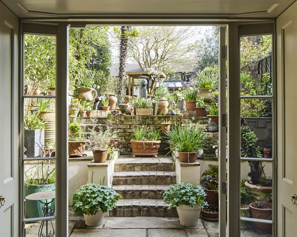 Bold Colors and Decor in Georgian Townhouse Interiors in London - Gallery image 12