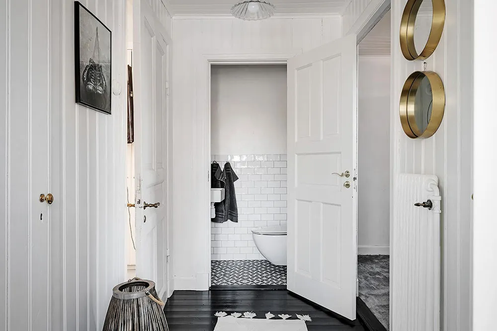 Villa blanche en Suède avec intérieurs noir et blanc - Gallery image 26