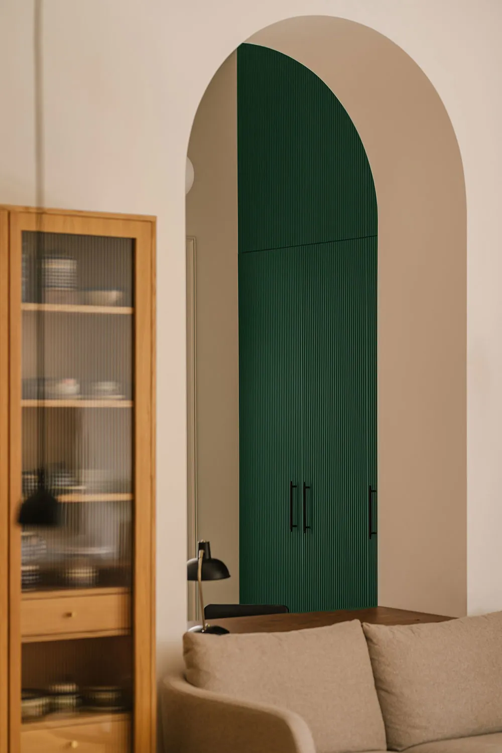 Un merveilleux éclairage, détails rétro et verdure à travers la fenêtre : appartement à Cracovie - Gallery image 10