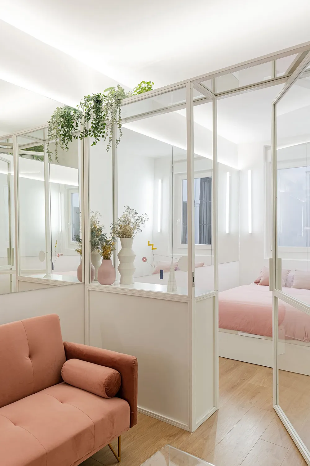Pequeña y blanca vivienda con particiones de vidrio en Madrid (28 m²) - Gallery image 1