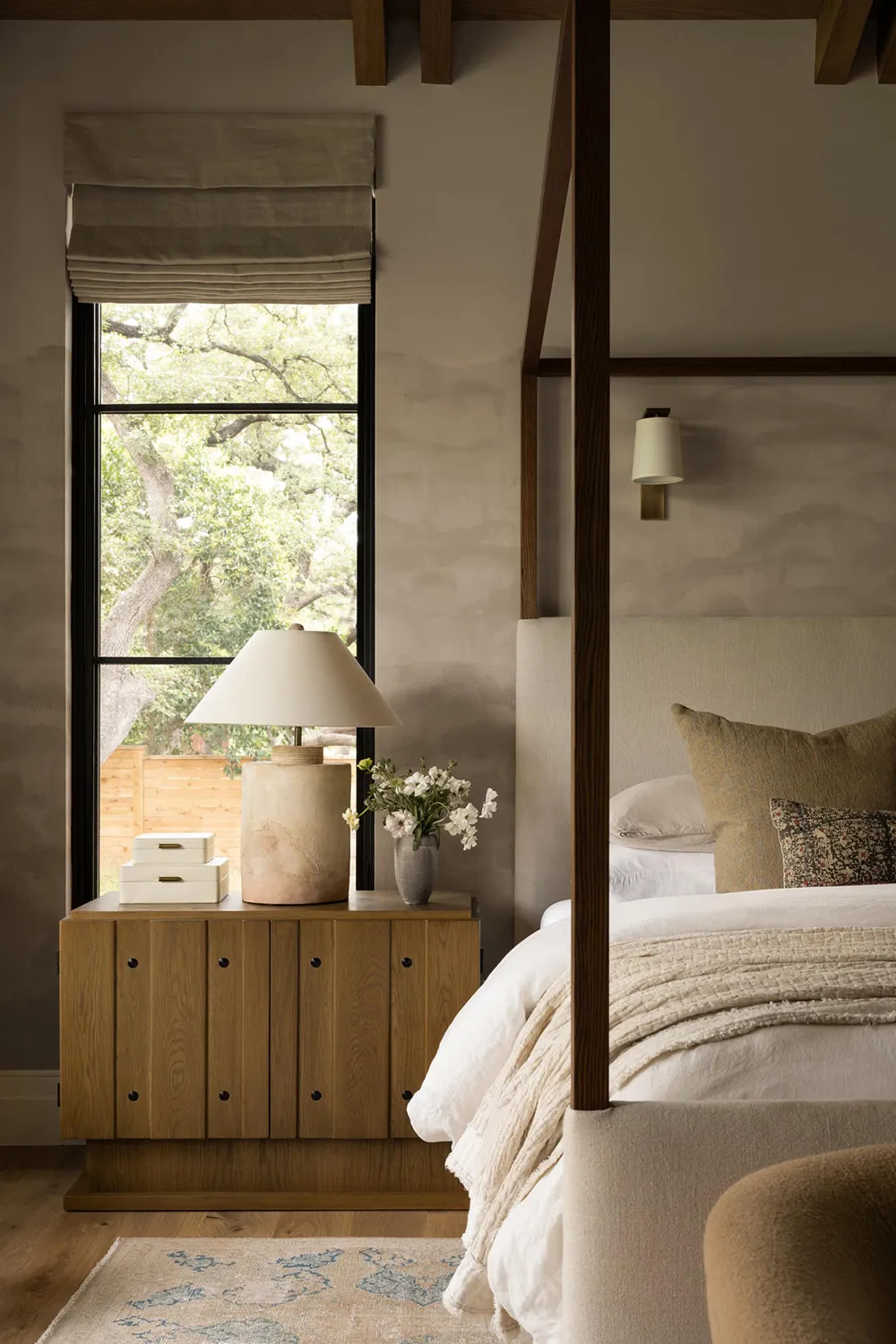 Agradable mezcla del estilo tradicional y moderno en el diseño de casas en Texas - Gallery image 24