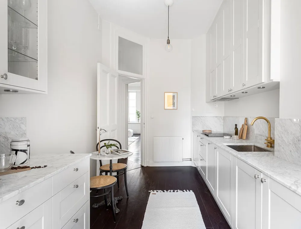 Темний під і біла меблі: квартира в Стокгольмі (90 кв. м) - Gallery image 17