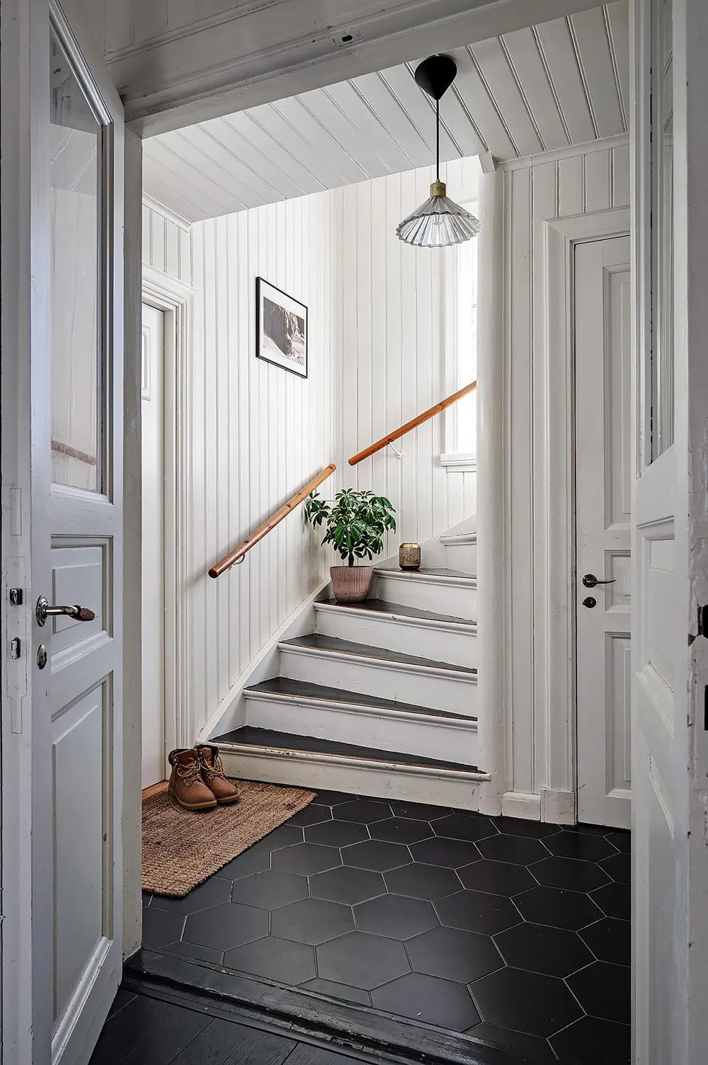 Villa blanche en Suède avec intérieurs noir et blanc - Gallery image 3